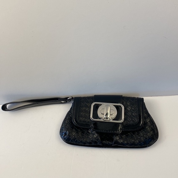 Guess purse wristlet magnet lock zippered pocket black woven silver hardware - Picture 2 of 9